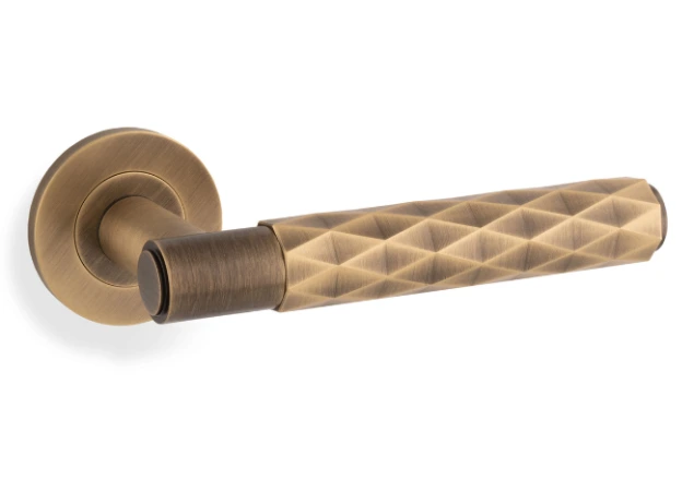 Deurkruk Diamond cut 'Spitfire' - Antiek messing - Rond rozet Ø50mm - AW226AB