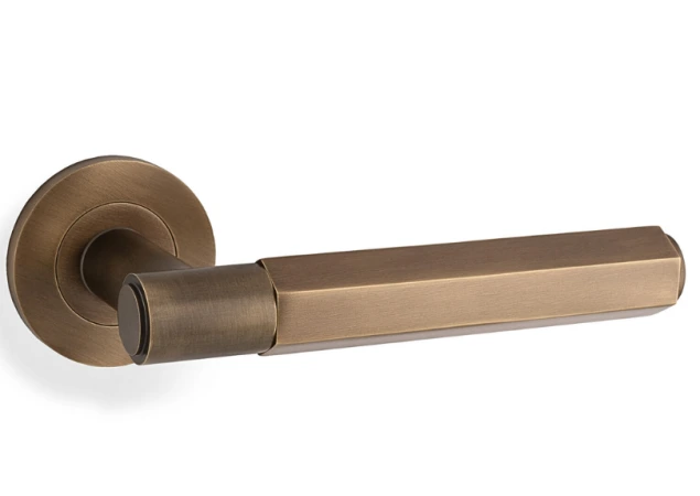 Deurkruk Hex 'Spitfire' - Italian brass - Rond rozet Ø50mm - AW224IB