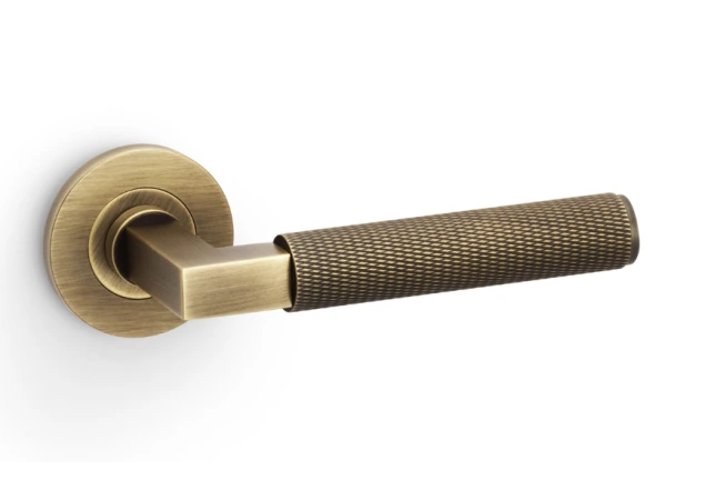 Deurkruk Knurled 'Hurricane' - Antiek messing - Rond rozet Ø50mm - AW200AB
