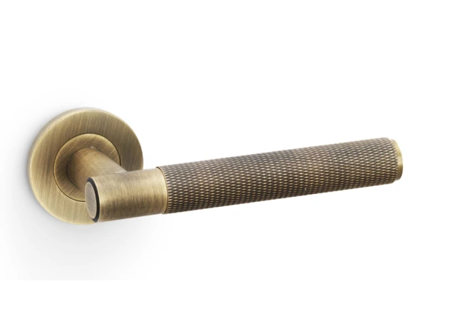 Deurkruk Knurled 'Spitfire' - Antiek messing - Rond rozet Ø50mm - AW220AB