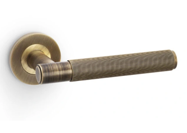 Deurkruk Reeded 'Spitfire' - Antiek messing - Rond rozet Ø50mm - AW222AB