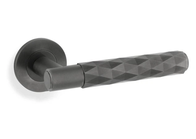Deurkruk Diamond cut 'Spitfire' - PVD Antraciet - Rond rozet Ø50mm - AW226DBZPVD